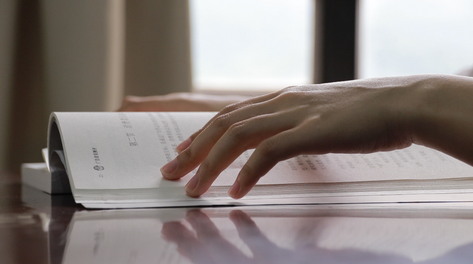 1080p学生学习翻书动作侧面特写实拍视频