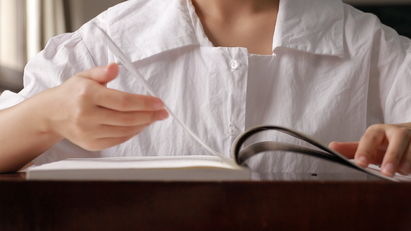 1080p学生学习翻书动作正面特写实拍视频