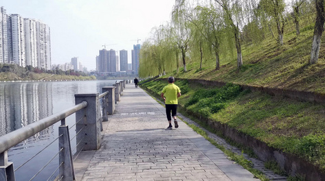 4k实拍老人江边跑步渐行渐远的背影