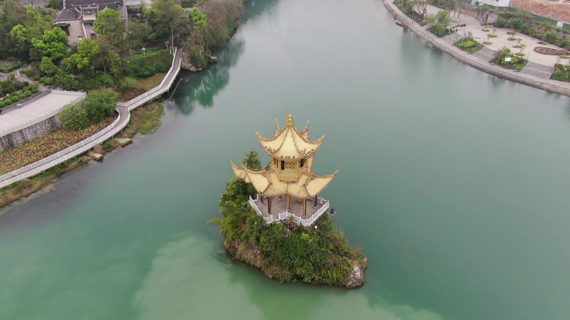 4k环绕航拍河中古老亭子景色视频