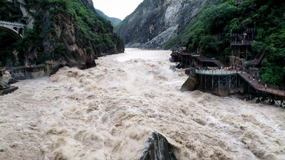 4k云南香格里拉虎跳峡翻滚长江水