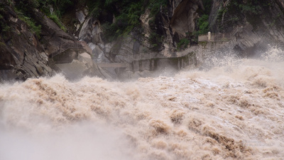 云南实拍视频素材4k云南香格里拉虎跳峡翻滚的江水