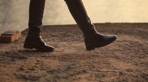 美女坐在窗边喝茶