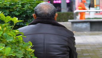 4k实拍公园里的白发老人背影