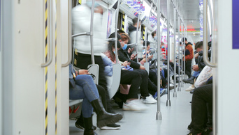 4K地铁车厢乘客人群乘坐地铁上下地铁