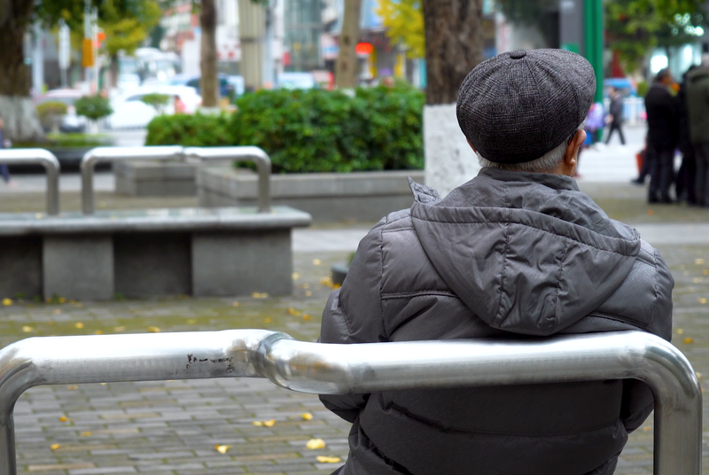 4k实拍公园里的白发老人背影