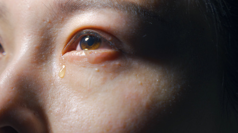 4k哭泣的女孩脸庞流落眼泪水