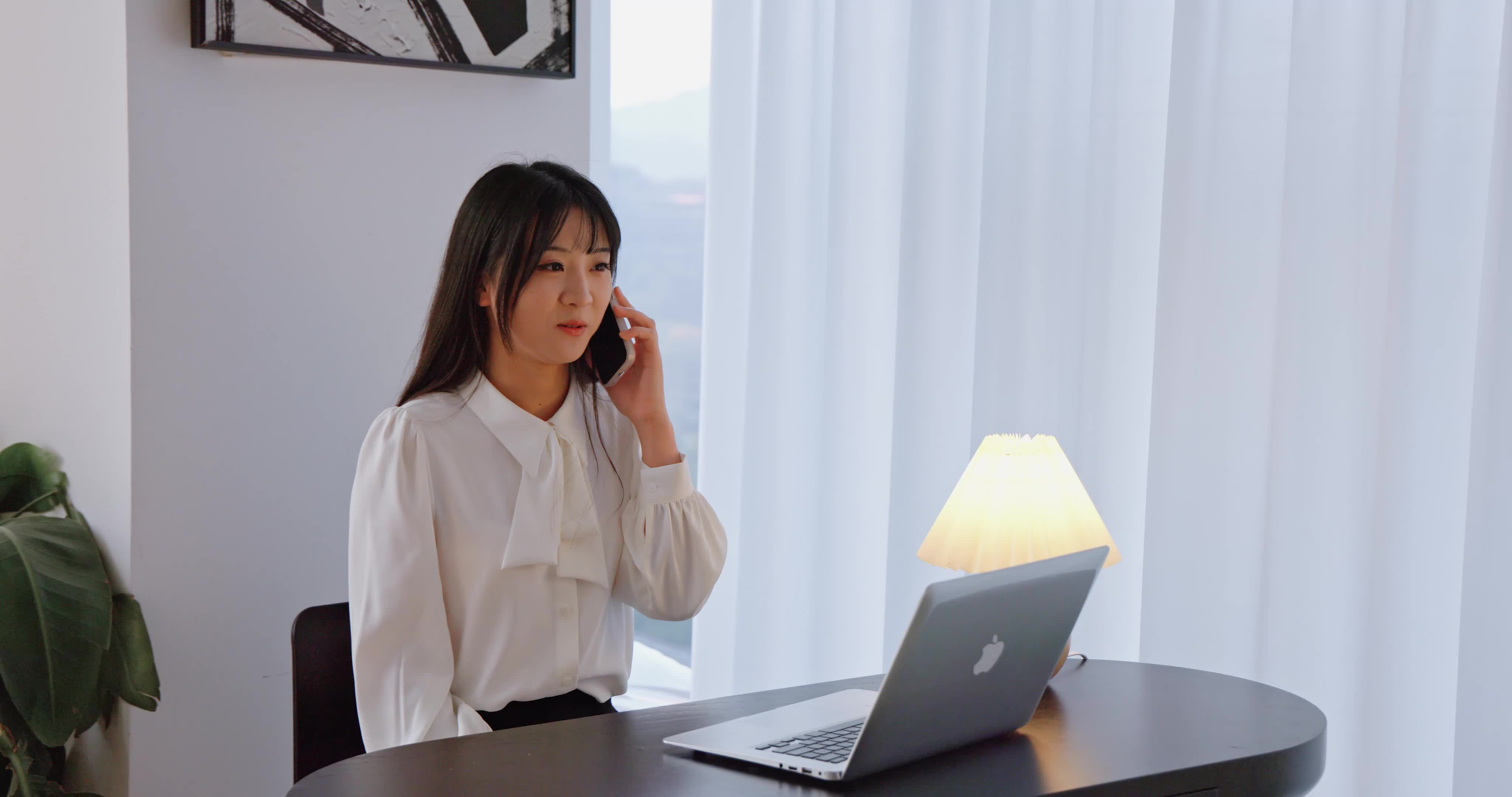 8k唯美实拍女孩居家办公打电话给客户视频实拍视频特效素材