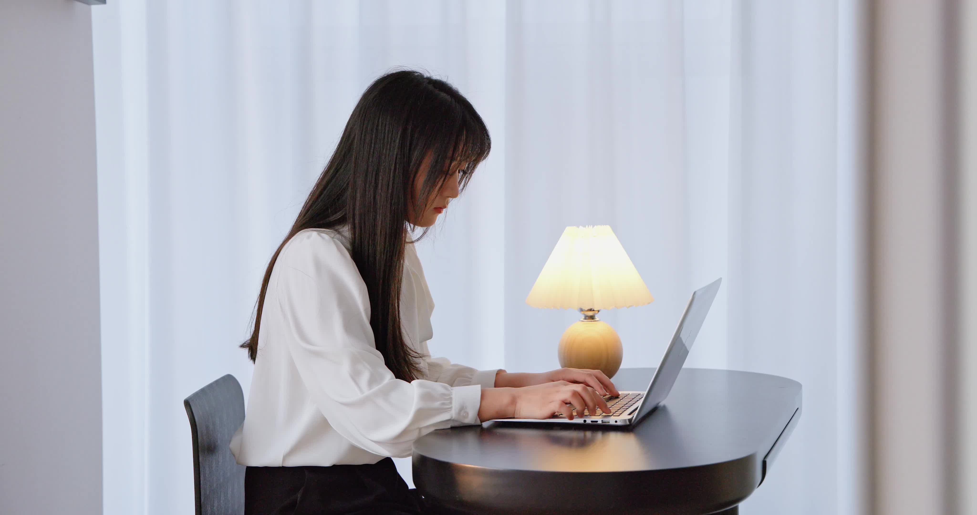 8k唯美实拍甜美女孩居家笔记本电脑办公实拍视频素材视频特效素材