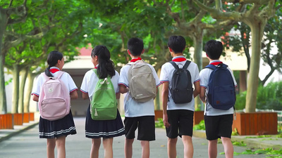4k实拍校园小学生同学并肩上学视频实拍素材