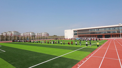 实拍视频素材4k实拍校园学生在操场足球场运动上体育课视频实拍
