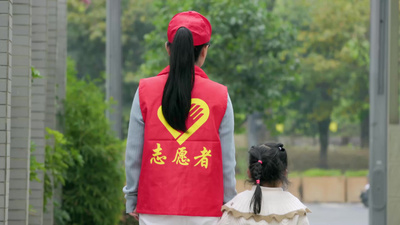 实拍视频素材4K志愿者与儿童携手社区义务劳动实拍实拍视频素材