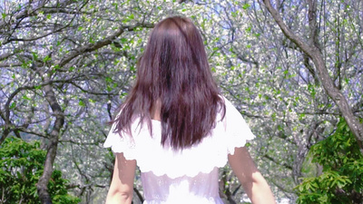 4K春天赏花季漫步树林花林的女孩视频实拍