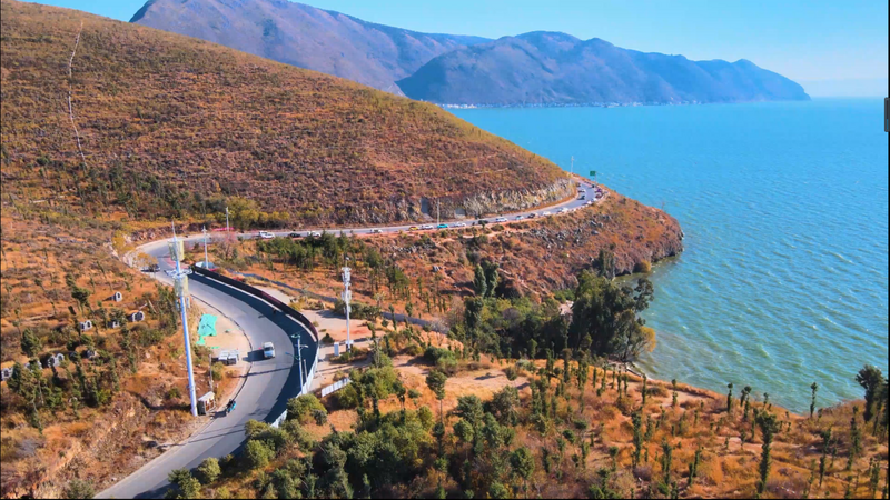 航拍大理洱海自驾游环海公路风光