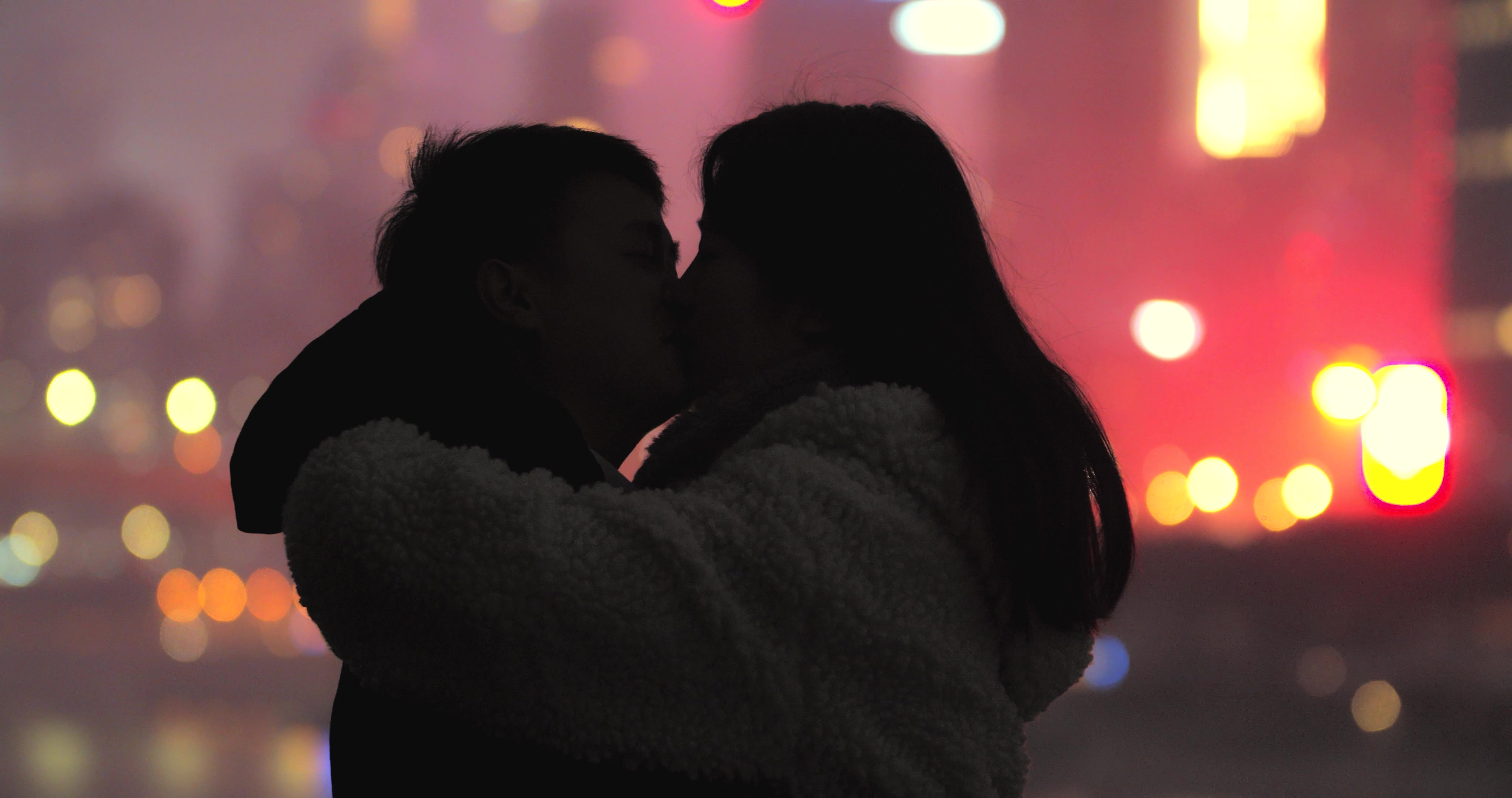 拥抱接吻的情侣插图(情侣、女生、拥抱、亲吻、爱心、接吻、男生)韩漫插图_北极熊素材库
