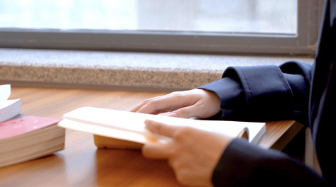 4k在图书馆翻书看书实拍画面