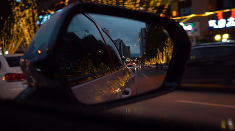 4K实拍夜晚行驶中车后镜的视频