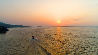 4k中国黄河日落夕阳晚霞游艇游船行驶航拍中国