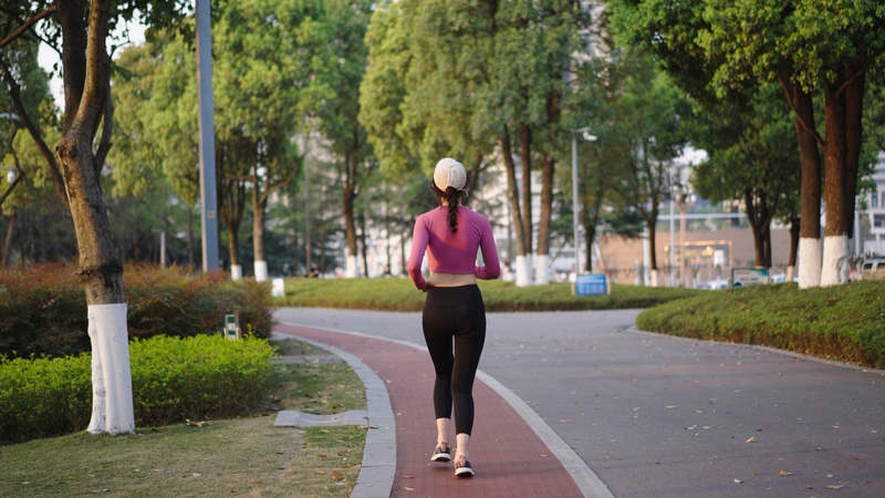 4k升格健身美女在公园中跑步健身背影实拍