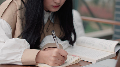 4k美女晨练运动跨步压腿