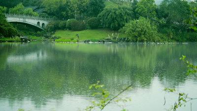 春天实拍视频素材4k古风春天雨天湖面雨滴波纹雨水景色意境实拍惊蛰春分立春