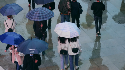 4k升格下雨天打伞撑伞走路的人们人潮拥挤人流意境视频实拍