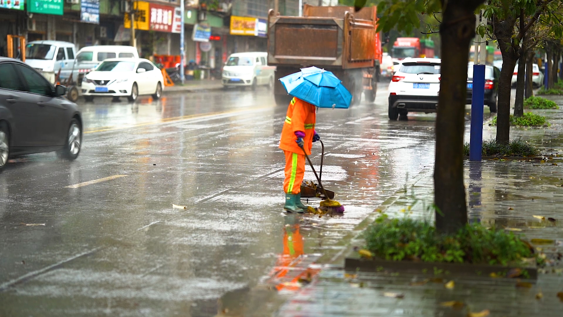 下雨天在马路中央扫地的环卫工_1920X1080_高清视频素材下载(编号:8004970)_实拍视频_光厂(VJ师网) www.vjshi.com