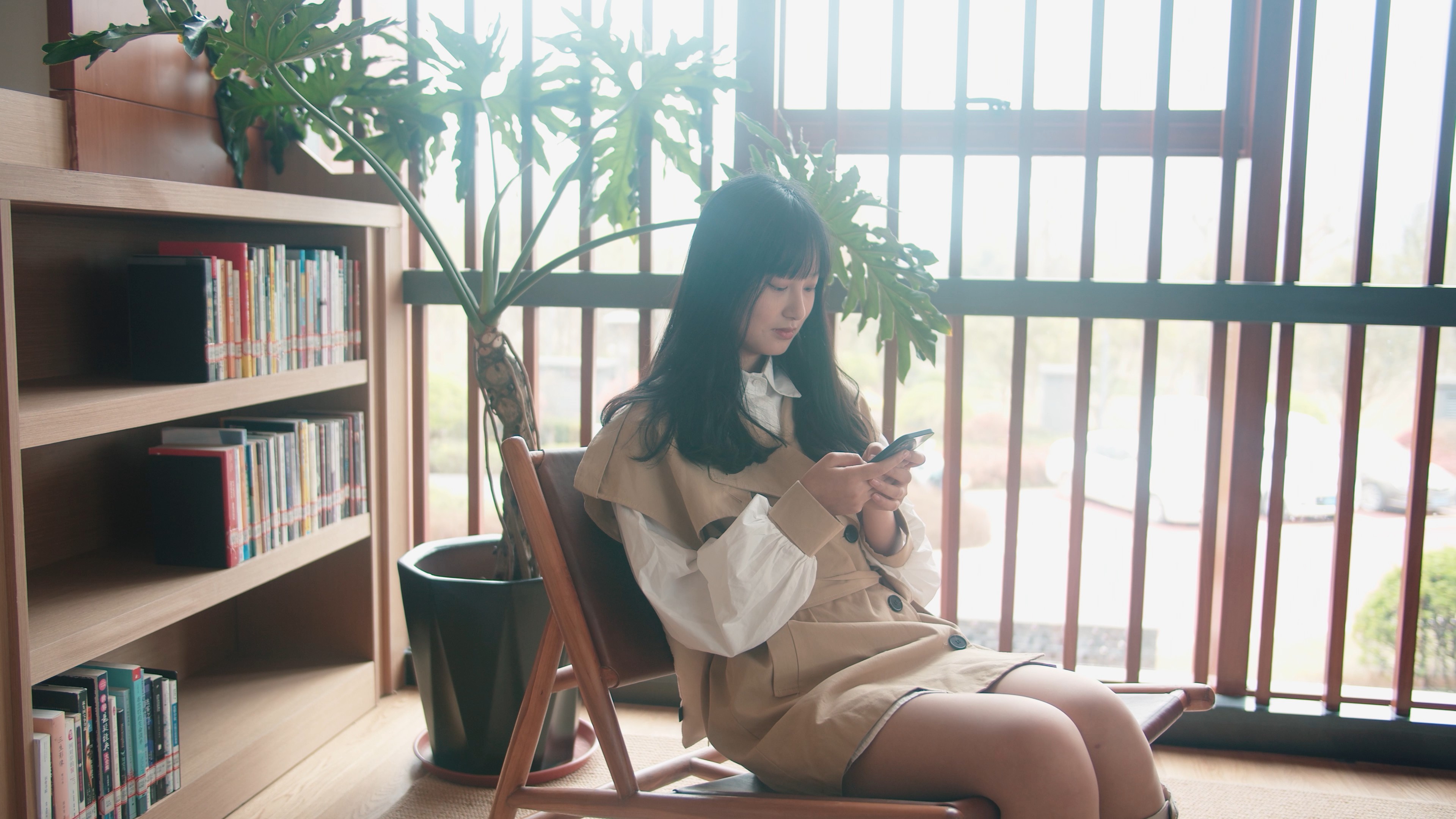 4K实拍美女居家坐在窗前玩手机视频素材视频特效素材-千库网