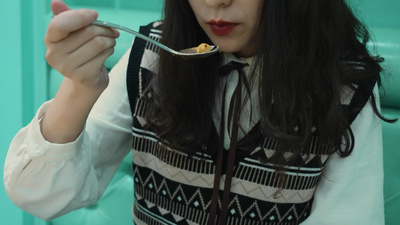 4k女生吃饭嘴巴咀嚼食物实拍