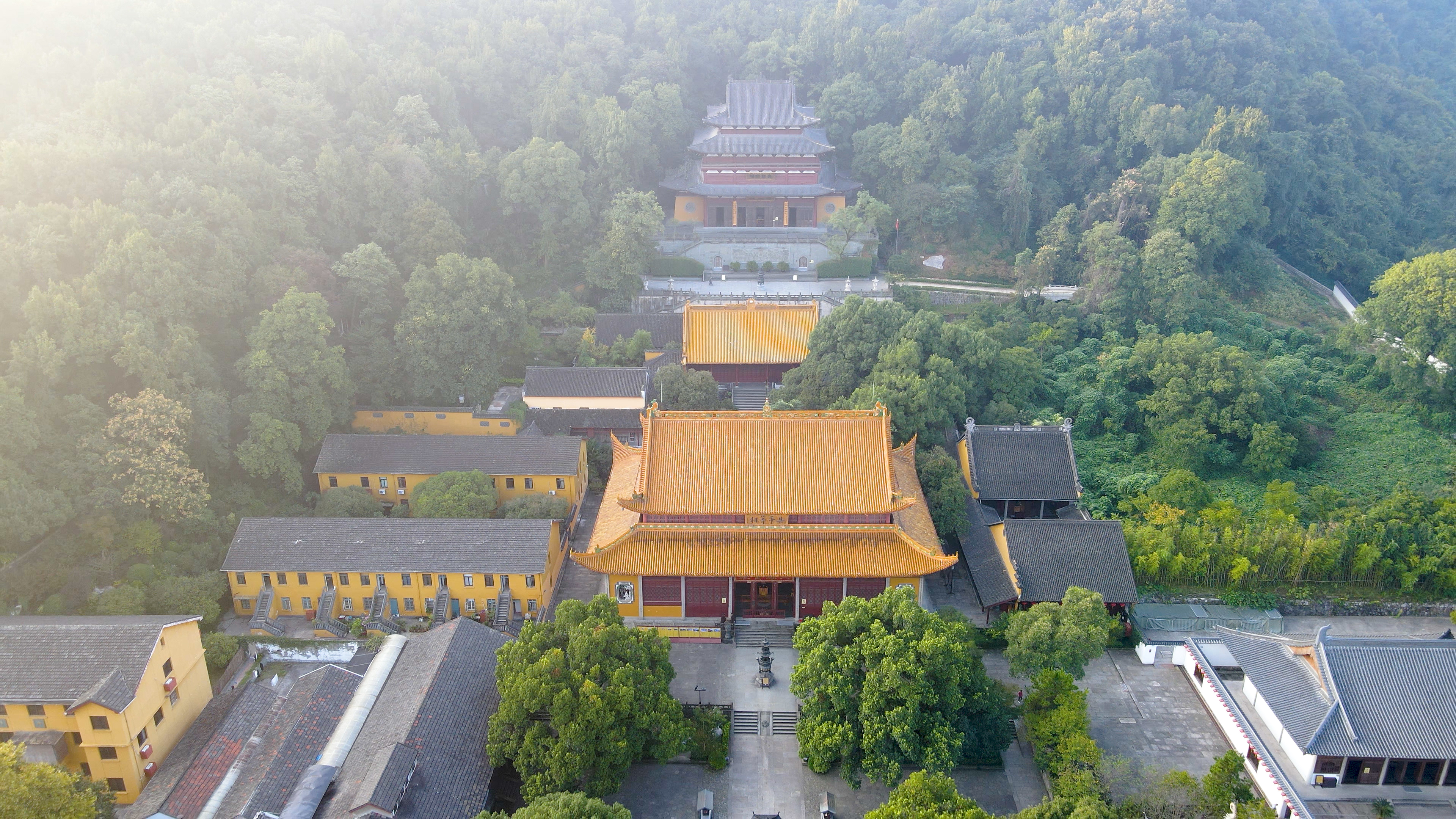 4k航拍清晨杭州西湖净寺寺庙全景实拍视频