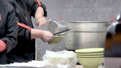 重庆实拍视频素材4k餐厅后厨制作小面打包重庆小面餐饮美食实拍素材