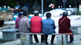 4k实拍都市老人老年人背影人文意境视频