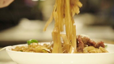 广州实拍视频素材4K实拍广州特色美食干炒牛河餐饮宣传素材