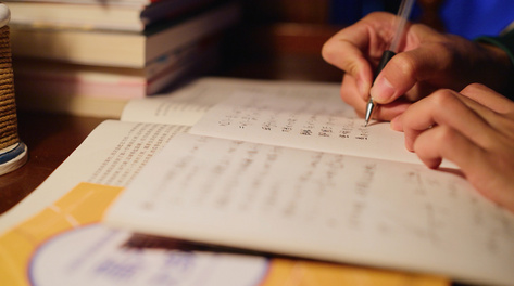 4k学生学习高考复习做题写字特写镜头