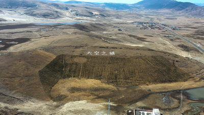 四川实拍视频素材4K四川甘孜理塘县城市楼房天空之城航拍素材