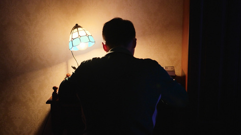 4k夜晚学生在台灯下学习高考复习背影实拍