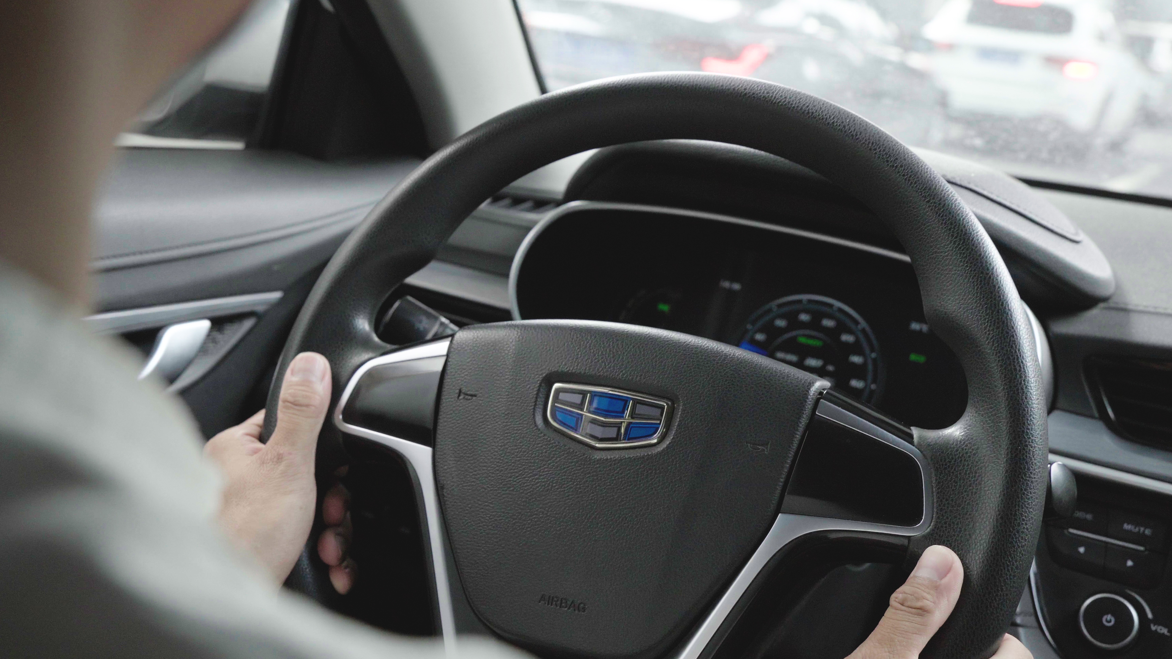 4k实拍司机开车操控方向盘特写