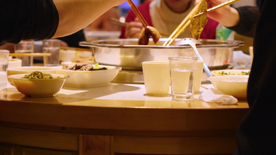 4k多人聚餐吃饭吃火锅夹菜实拍