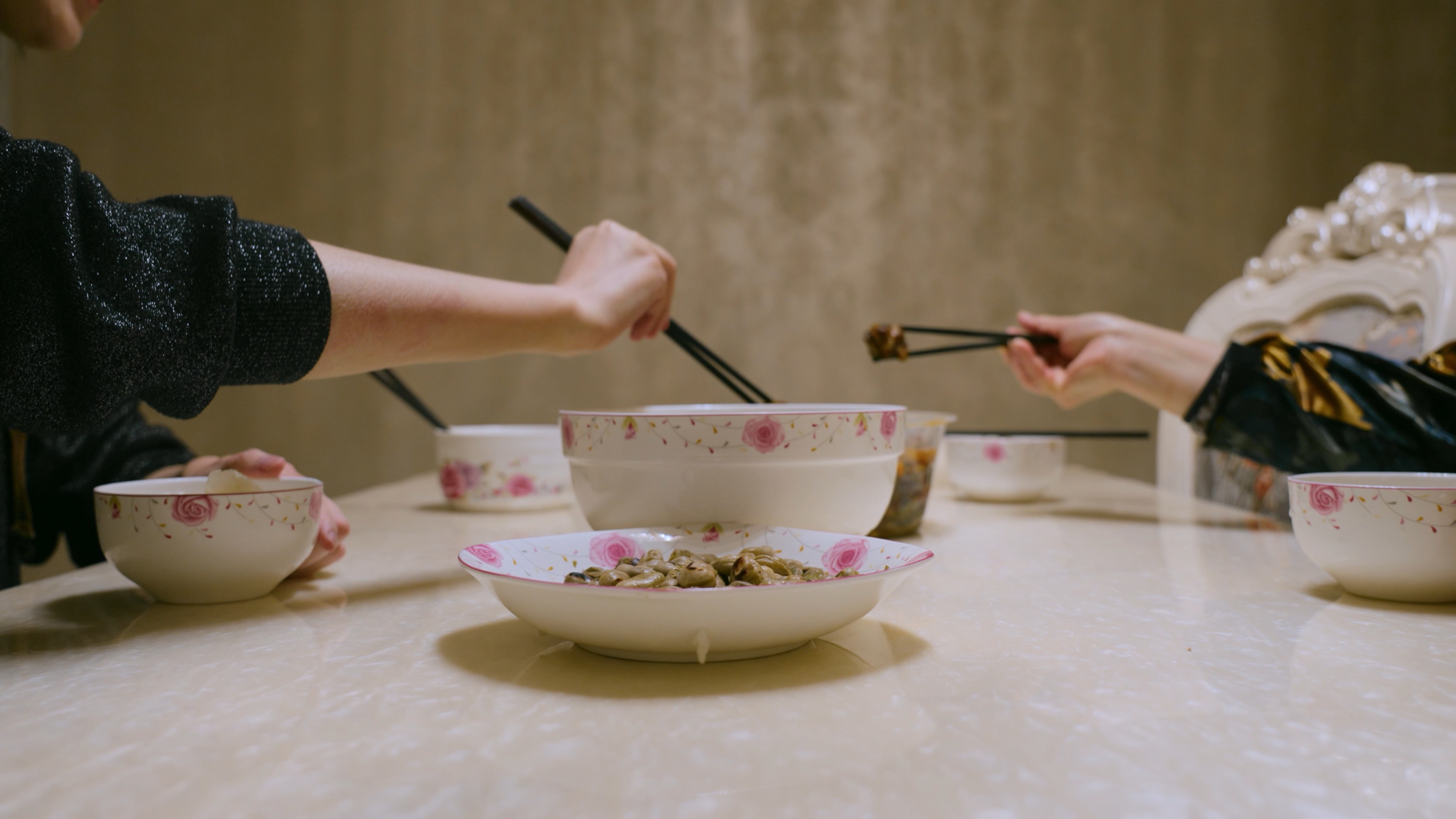 4K实拍独自一人吃饭白领午间用餐吃饭视频特效素材-千库网