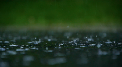 1080唯美下雨天雨滴雨水滴落升格意境空镜