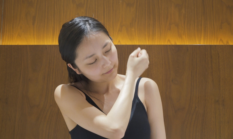 4k超清实拍女性美女捶肩按摩放松肩颈养生生活视频 千库网