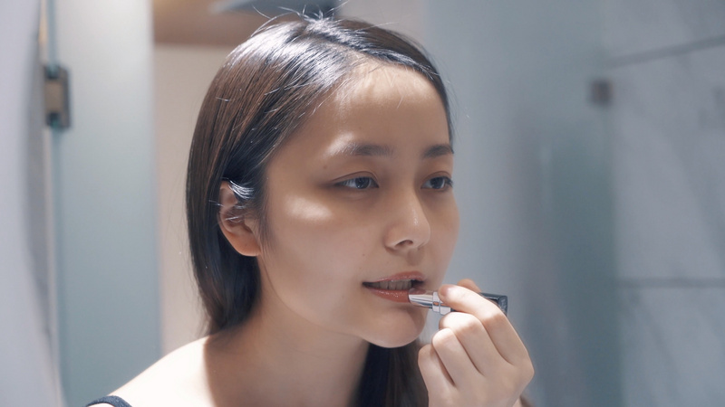 4k超清实拍女性涂唇膏口红化妆品广告素材 千库网