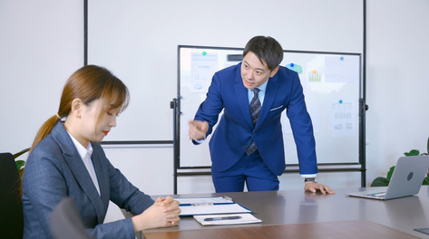 4k男性领导批评员工下级