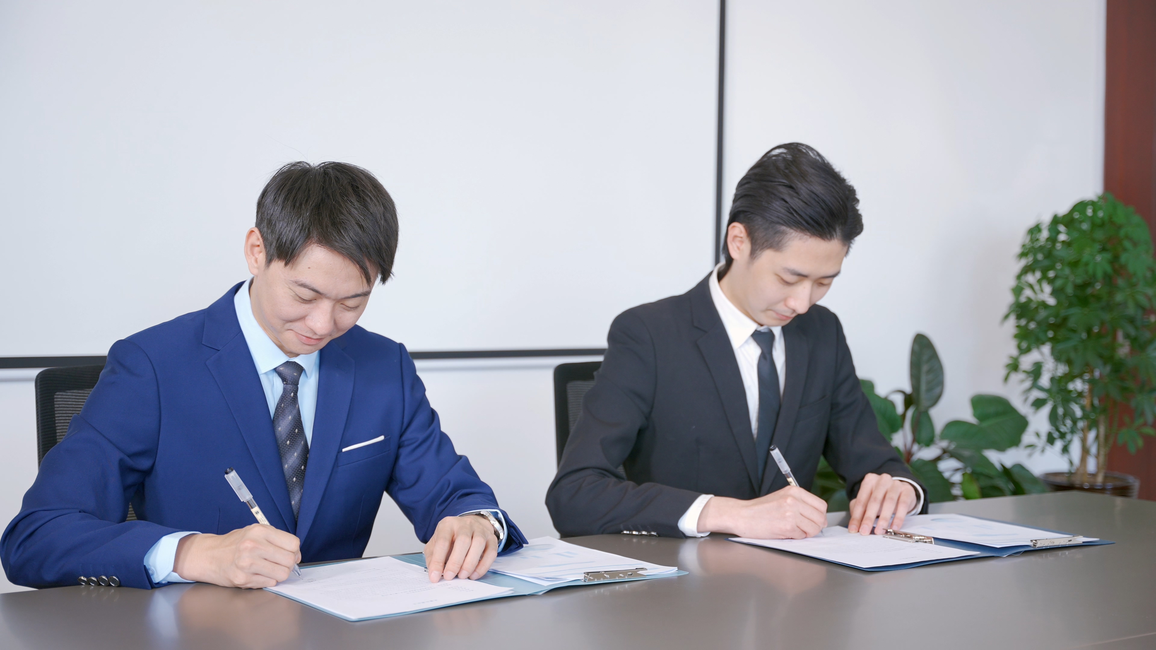 双方核心球员火力全开比分紧咬