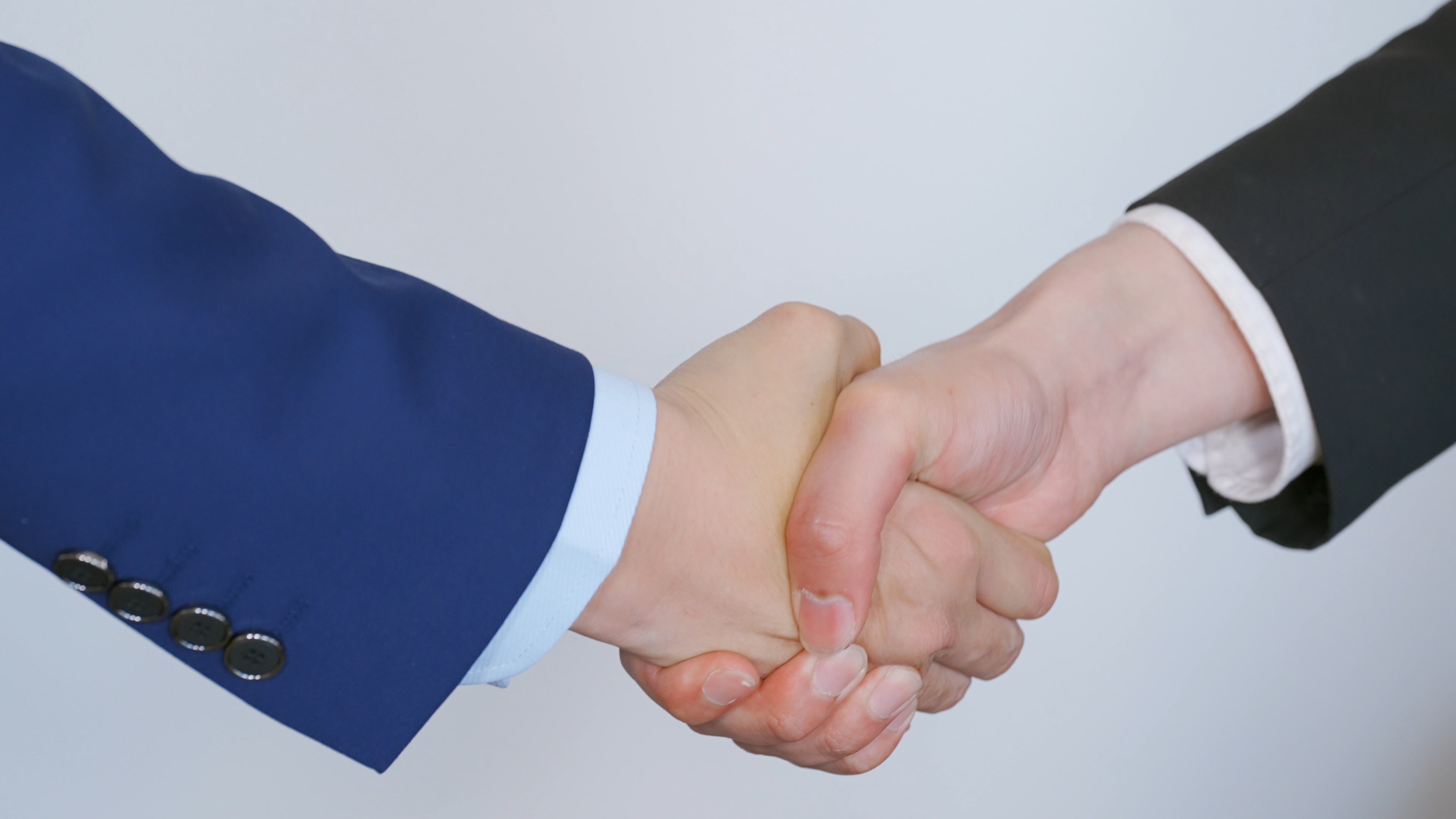 双方全场共出现32次犯规比赛多次中断裁判吹罚尺度引争议