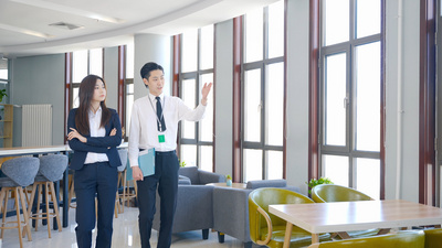 实拍视频素材4K房地产中介带领客服看房介绍楼盘
