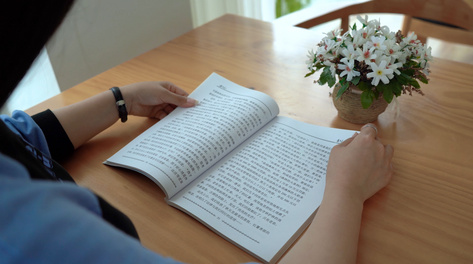 4k高清唯美翻书看书人文意境空镜头