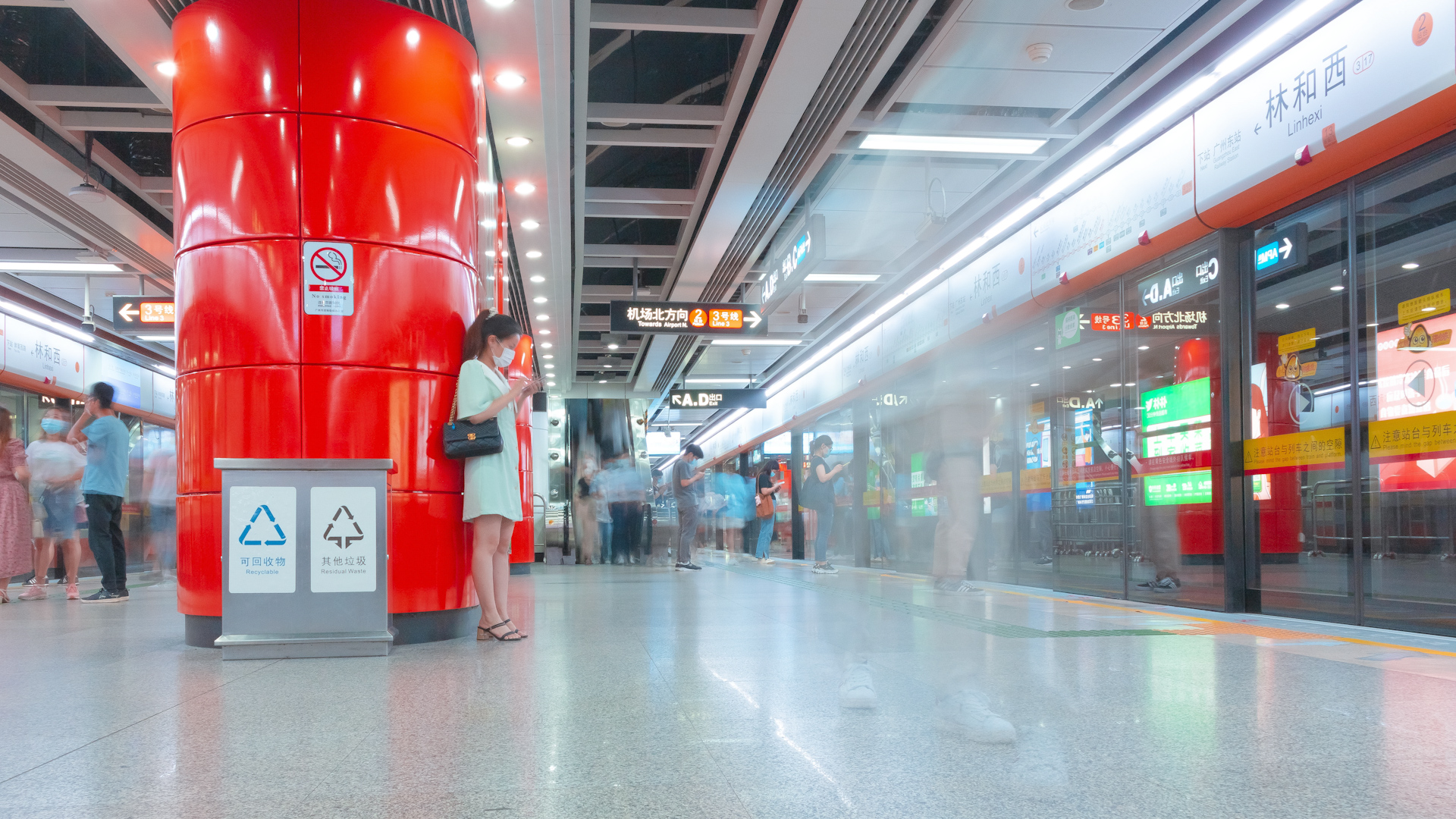 搭上“友城号” 地铁看粤剧，地铁APM线林和西站被打造成“友城站”