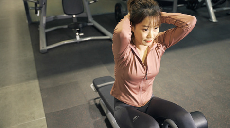 4k健身房女性锻炼健身仰卧起坐宣传视频