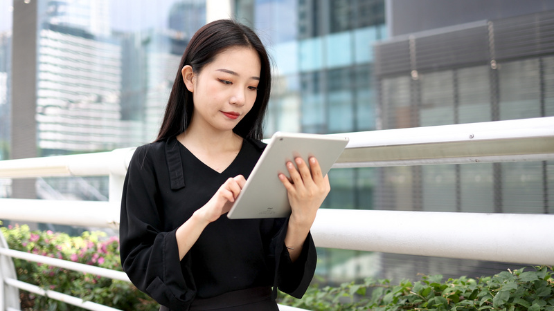 4k商务金融女性在户外用平板电脑 千库网
